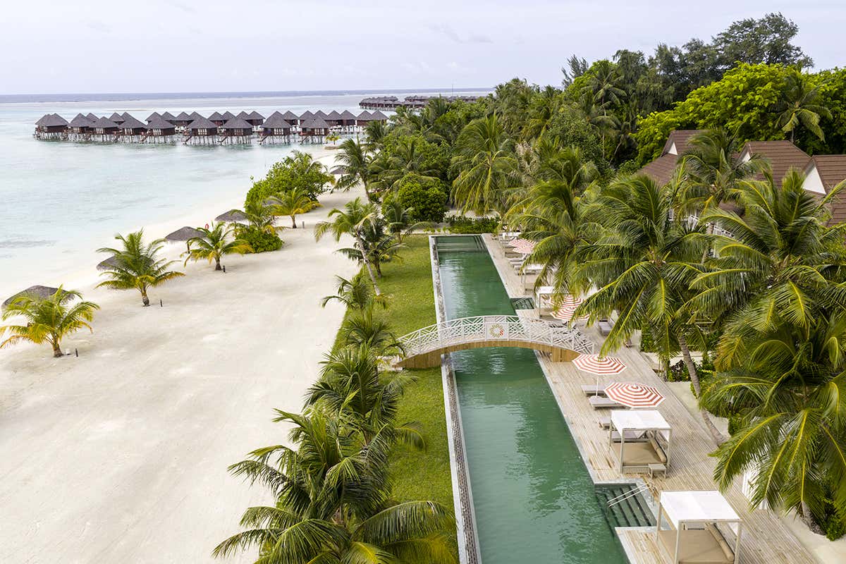 Un primato d'azzurro: la spettacolare infinity pool di 210 metri, la più lunga di tutte le Maldive, che corre parallela al bagnasciuga